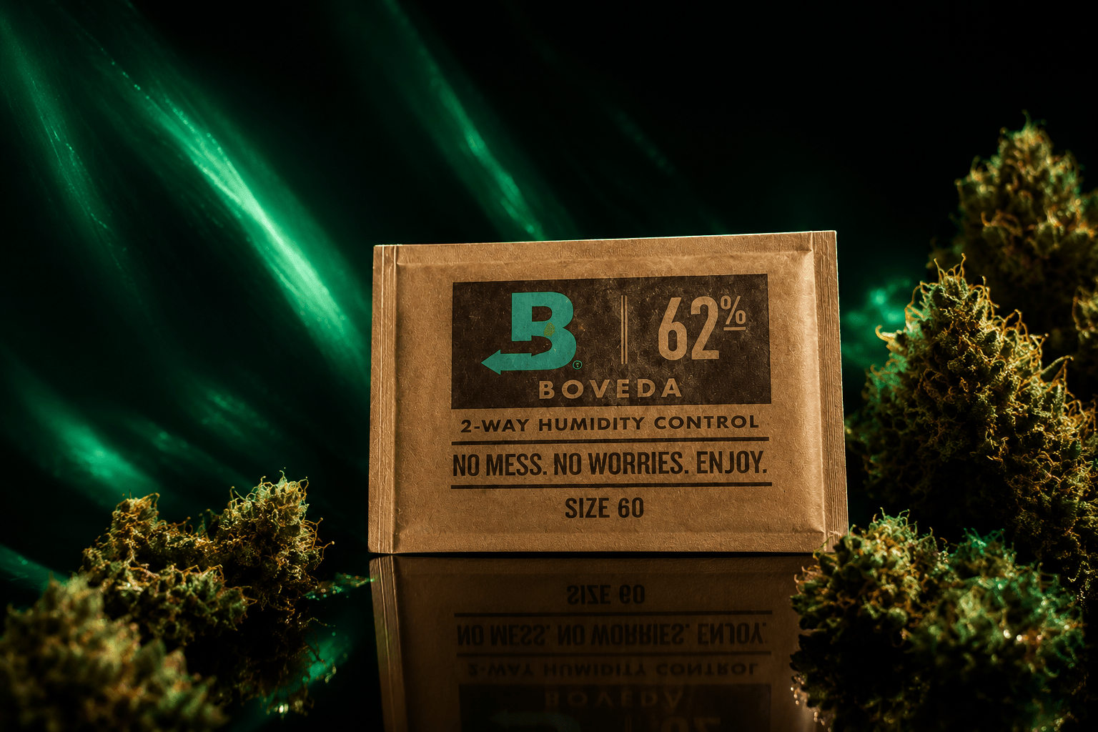 Boveda 62 % Größe 60 mit Cannabisblüten vor dunkelgrün beleuchtetem Hintergrund